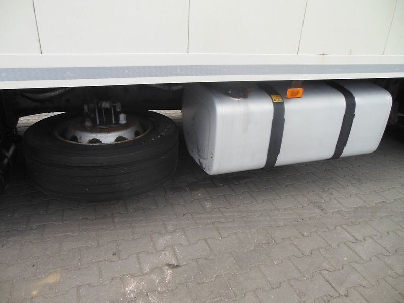 Renault Trucks T T460, Šatní skříň - fotka 8 z 29