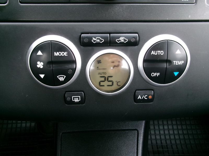 Nissan Tiida (2009) 1,6 16V AC ALU HF BT - fotka 16 z 26
