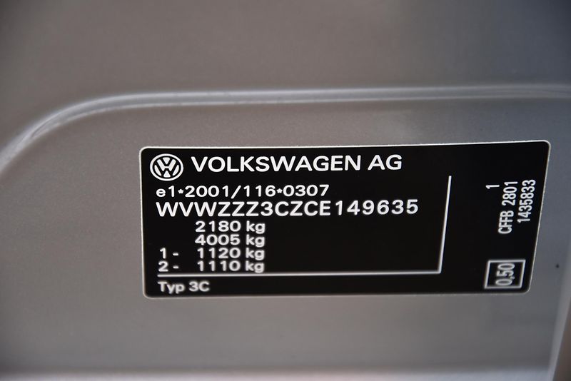 Volkswagen Passat 2.0 TDi CR COMFORTLINE, VÝHŘEV - fotka 50 z 50