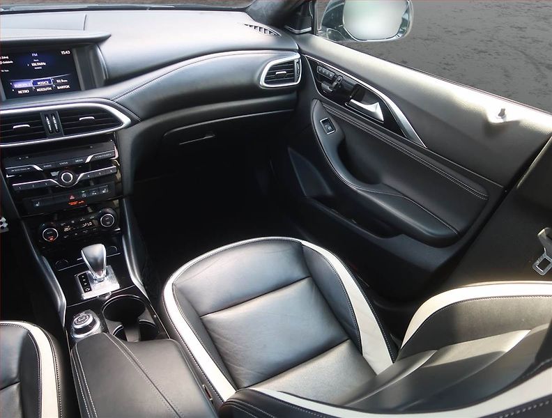 Infiniti Q30 (2019) 1.6t, Automat, Serv.kniha - fotka 8 z 22