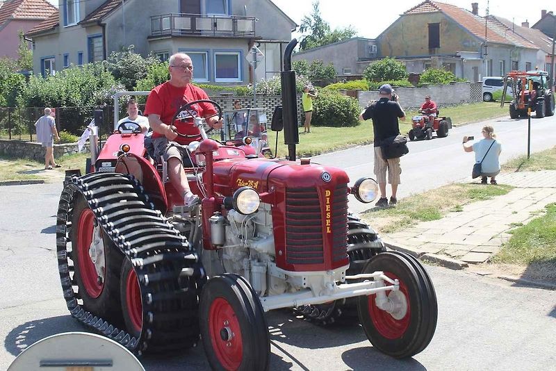 Podivínský mazec nabídl svůj třináct ročník. Jedinečná traktoriáda na Břeclavsku lákala poslední červencovou sobotu na spanilou jízdu, závody i přehlídku několika veteránů.