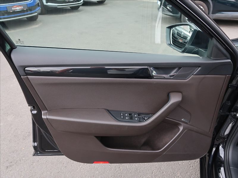Škoda Superb 2,0 TSi,200kW,NovéČR,L&K,4x4 - fotka 23 z 32