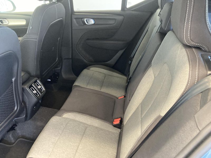 Volvo XC40 B3 FWD PLUS DARK - fotka 12 z 29