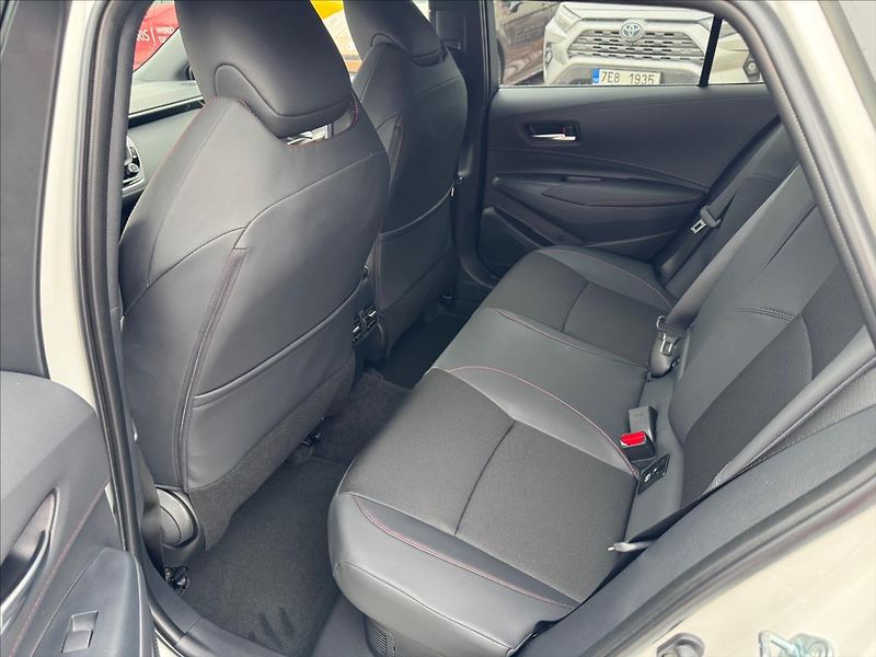 Toyota Corolla 1,8 GR Sport Dynamic - fotka 11 z 12