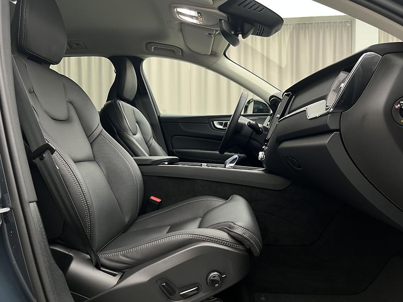 Volvo XC60 B5 AWD PLUS DARK AUT 1.maj. - fotka 19 z 42