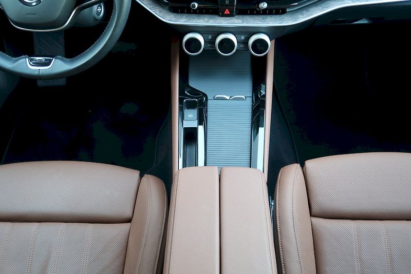 Škoda Superb (2024) Combi Laurin & Klement 2,0 TDi - fotka 13 z 31