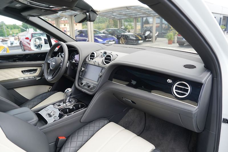 Bentley Bentayga 4.0i V8, Mulliner, ČR, DPH - fotka 32 z 51