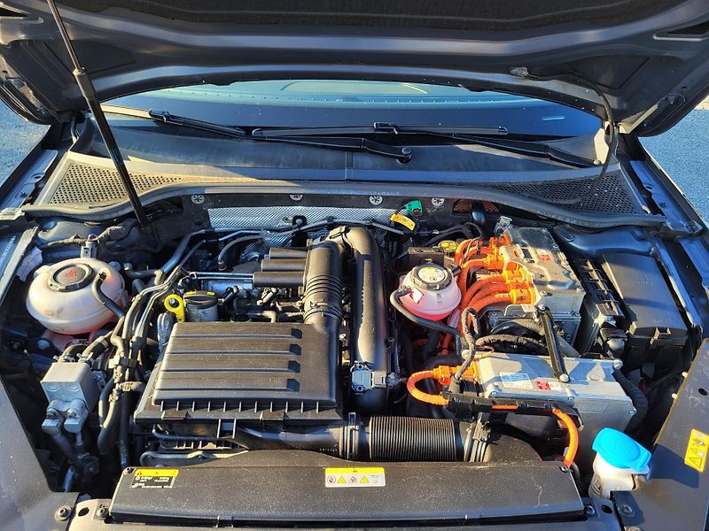 Volkswagen Passat 1.4 TSI PHEV GTE HYBRID - fotka 32 z 48
