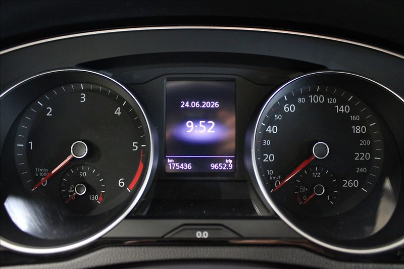 Volkswagen Passat 2,0 TDI DSG ELEGANCE 1.MAJ. CZ - fotka 21 z 37