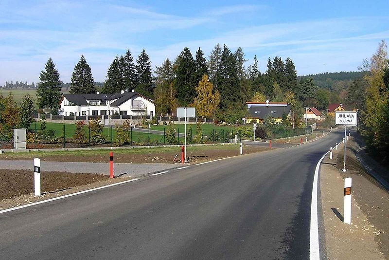 Patníky, správněji směrové sloupky, jsou nezbytným a důležitým doplňkem silničního provozu, který může i zachraňovat životy. Na silnicích se vyskytují v několika barevných provedeních.
