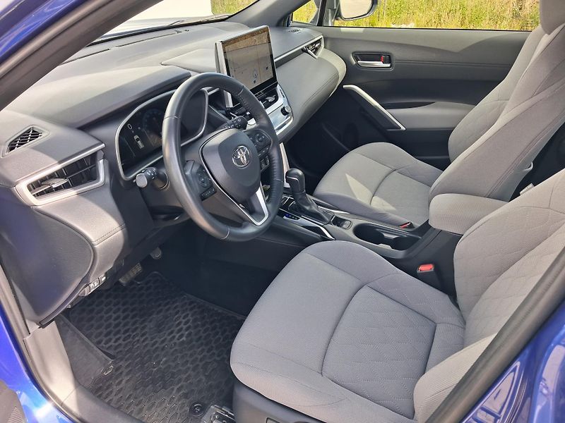 Toyota Corolla Cross 2.0 HSD e-CVT Comfort - fotka 11 z 25