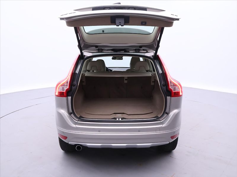 Volvo XC60 2,0 D3 100kW Summum Serv.Kniha - fotka 9 z 28
