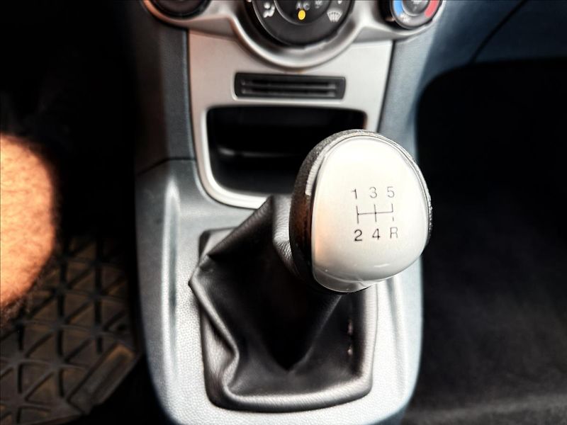 Ford Fiesta 1,2 i SPORT - fotka 16 z 27