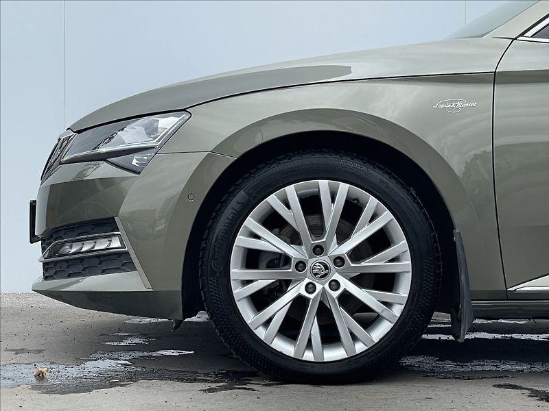 Škoda Superb 2,0 TDI DSG Combi L&K DCC+ACC - fotka 20 z 24