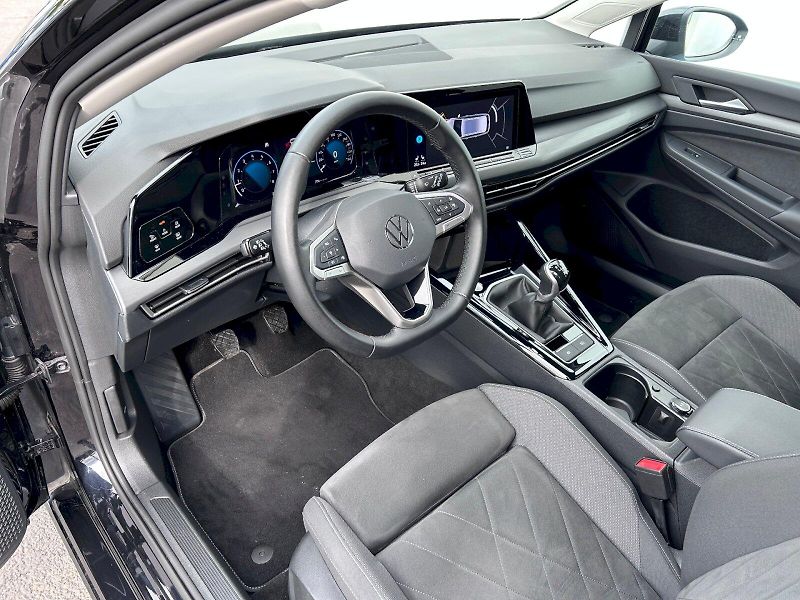 Volkswagen Golf (2023) 1.5 TSI 110kW Style - fotka 13 z 35