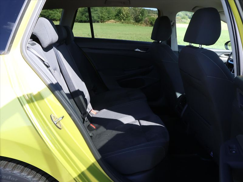 Volkswagen Golf 1,5 TSI 110kW CZ LED 1.Maj - fotka 13 z 24