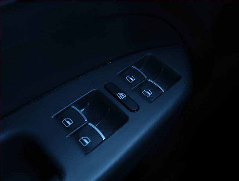 Volkswagen Touran (2013) 1.6 TDI, Tempomat - fotka 18 z 21