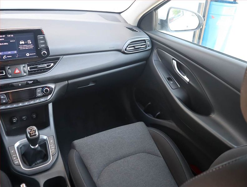 Hyundai i30 (2022) Family 1.5 T-GDI MHEV - fotka 8 z 15