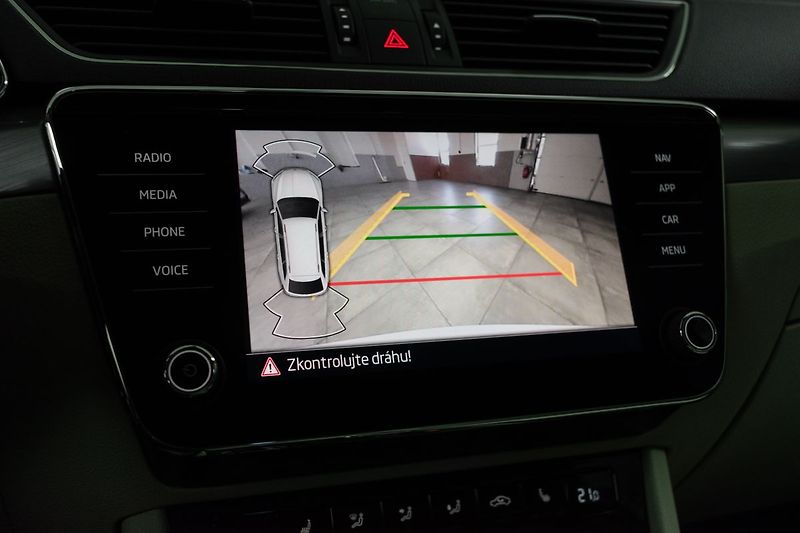 Škoda Superb TDI 147kW 4x4*STYLE*DPH*ČR 1.M - fotka 25 z 40