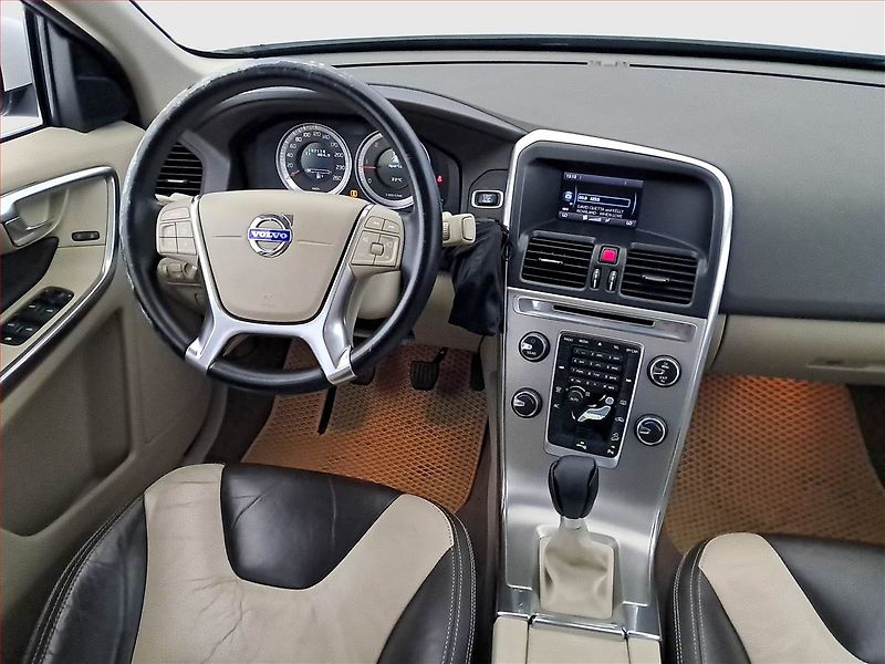 Volvo XC60 (2012) R-Design D3, 4X4, Tempomat - fotka 7 z 15