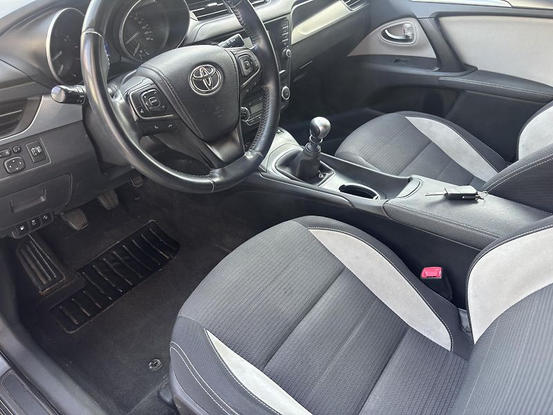 Toyota Avensis (2015) 1.8VVTi, 108kW, REZERVACE - fotka 9 z 17