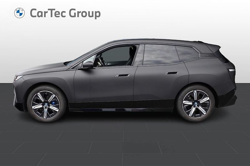 BMW iX xDrive40 - fotka 2 z 17