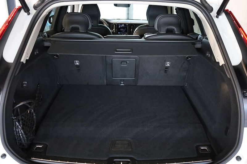 Volvo XC60 T8 PLUS Dark, Ventilace, 360° - fotka 6 z 35