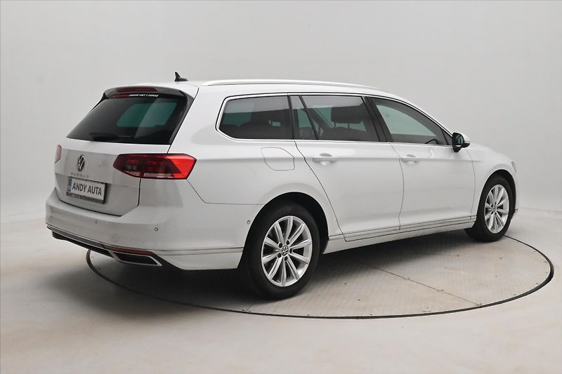 Volkswagen Passat 2,0 TDI 110 kW DSG ELEGANCE Zá - fotka 5 z 32