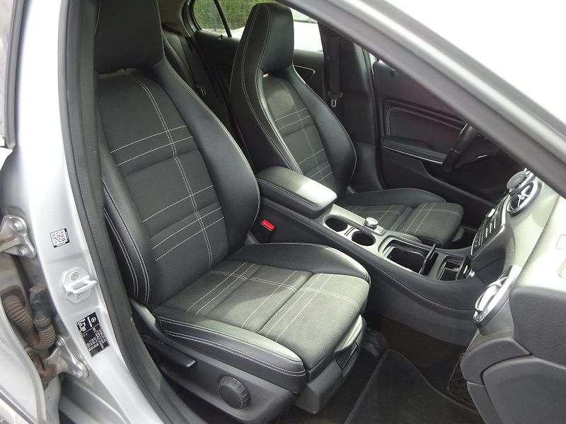 Mercedes-Benz GLA 200d 100kW 4MATIC PANORAMA  - fotka 10 z 40
