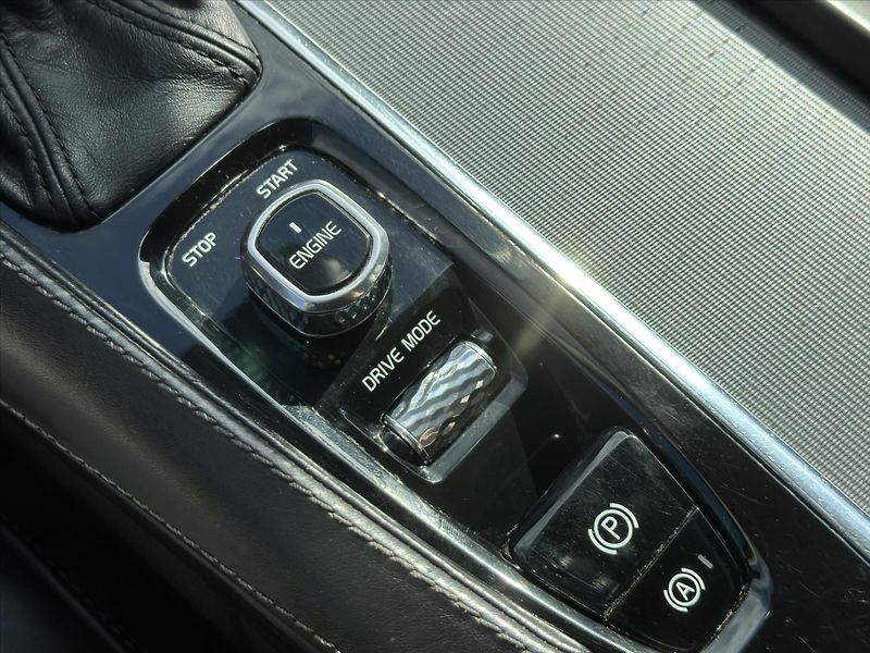 Volvo XC90 2,0 D 165kW Inscription CZ - fotka 29 z 38