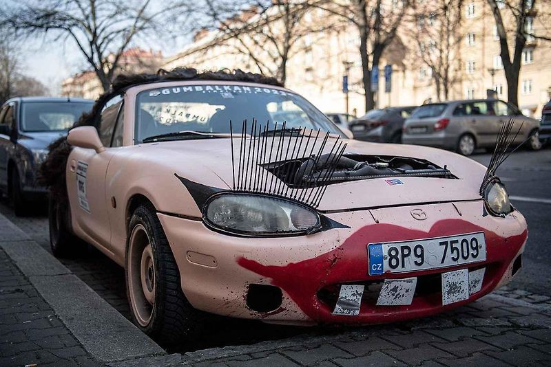 Na Hlavní třídě v Ostravě-Porubě se objevilo další výstřední auto z dílny organizátorů akce Gumbalkan, 16. srpna 2023 v Ostravě.