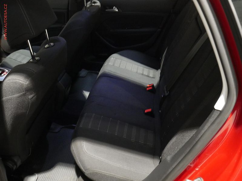 Peugeot 308 (2016) 1.2PT, 1.maj,ČR, Allure - fotka 10 z 18
