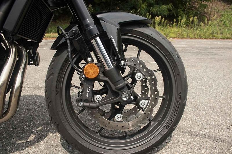 Na pohled velká motorka bude ergonomicky příjemná i pro holky a menší jezdce.