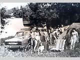 Zavzpomínala jsem na rok 1974, kdy jsme vypůjčenou škodovkou vyrazili za známými na jejich zahradu. Nejen vypůjčená škodověnka, ale i tudor před ní zvládli asi 150 km cestu na 100%. A bez klimatizace a jiných dnešních vymožeností.