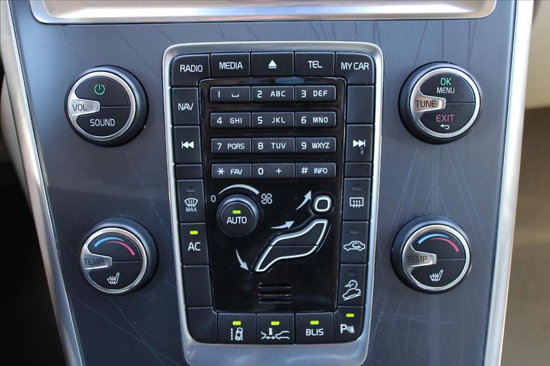 Volvo XC60 2,4 D4  ČR,A/T,4x4,OCEAN RACE - fotka 16 z 31