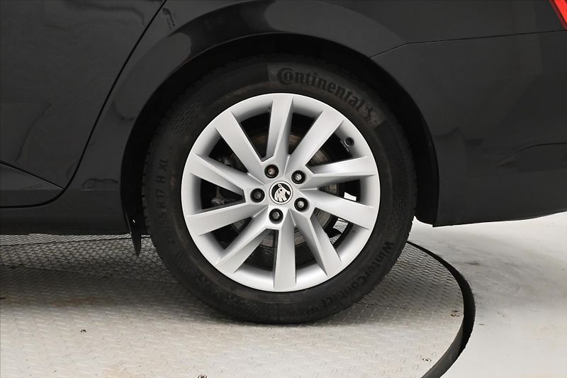 Škoda Superb 2,0 TDI 110 kW DSG STYLE Záruk - fotka 33 z 33