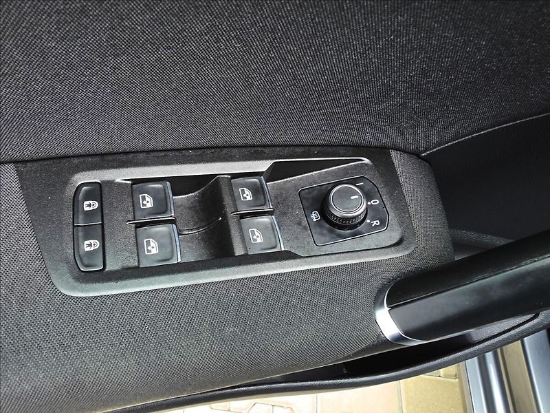 Volkswagen Touran 1,4 TSi 110KW DSG 7 MÍSTNÝ - fotka 14 z 52