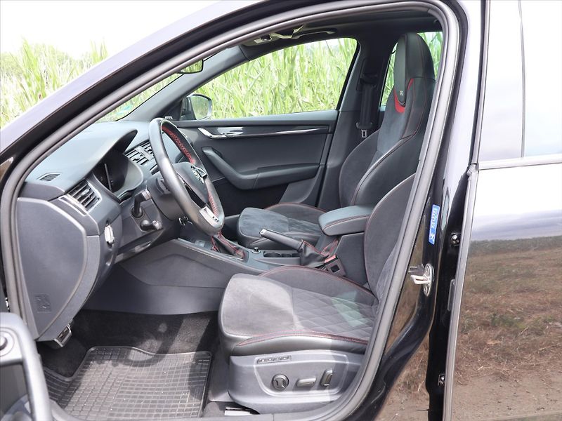 Škoda Octavia 2,0 TDI RS 4x4 DSG Virtual LED - fotka 8 z 26