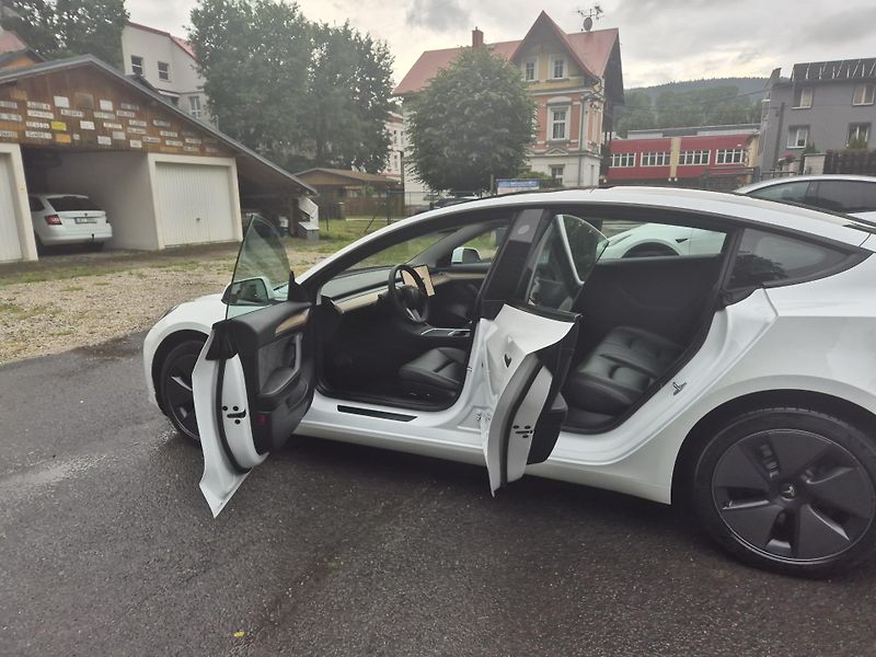Tesla Model 3 STANDART RANGE 208kw SOH 93,6% - fotka 13 z 47