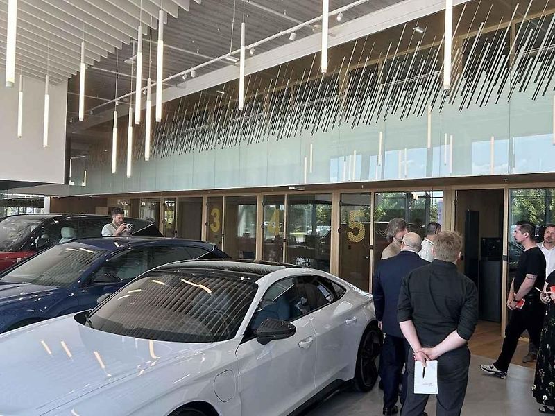 Nedaleko Poděbrad začíná fungovat největší autosalon ojetých aut v Evropě