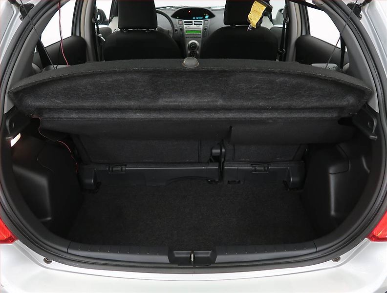 Toyota Yaris (2010) 1.0 VVT-i, Serv.kniha - fotka 13 z 15