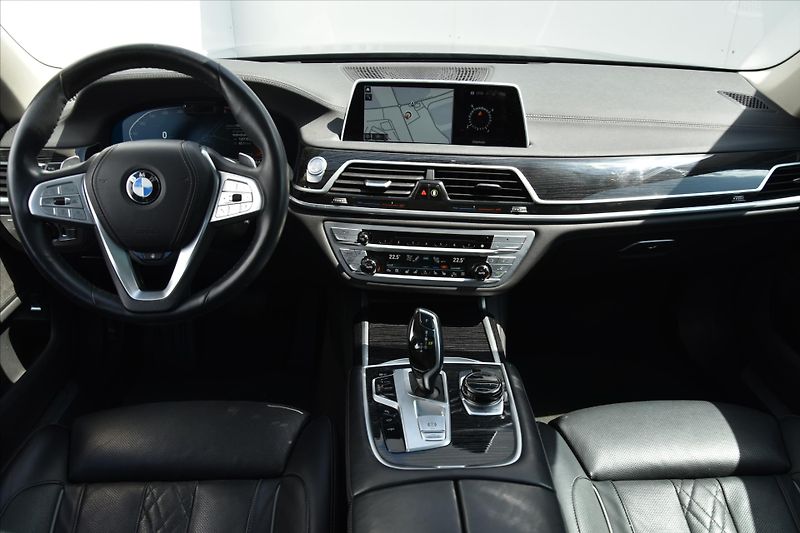 BMW Řada 7 740d xDrive 250kW LASER ČR - fotka 14 z 33