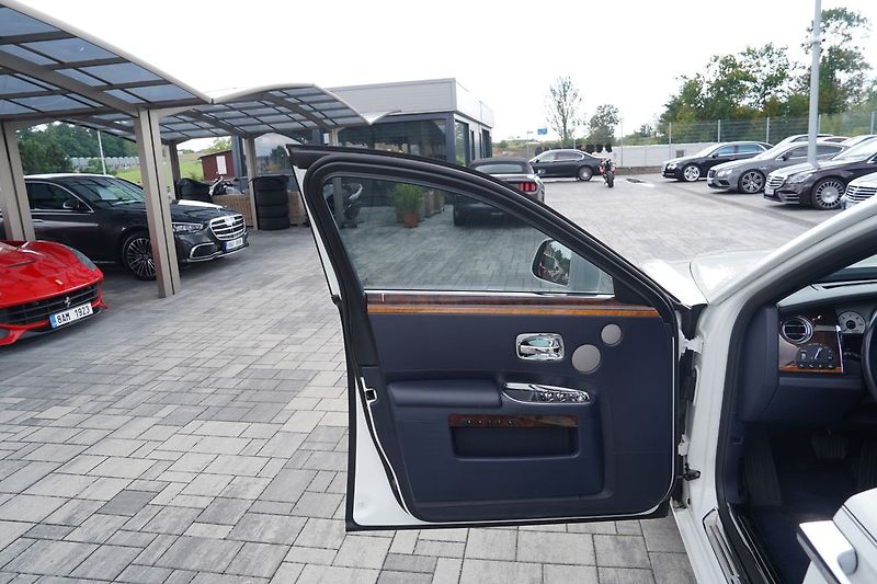 Rolls-Royce Ghost 6.75i V12  570 PS - fotka 16 z 45