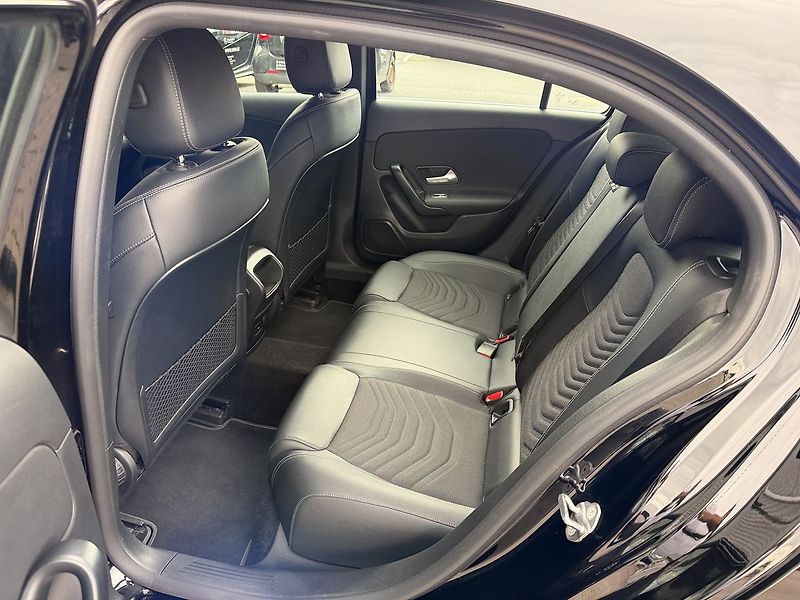 Mercedes-Benz Třídy A 180d - fotka 15 z 37