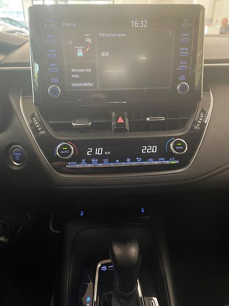 Toyota Corolla 1.8 Hybrid Active, e-CVT, ČR - fotka 17 z 25