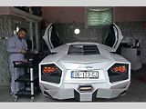 Nadšenec si postavil repliku Lamborghini.