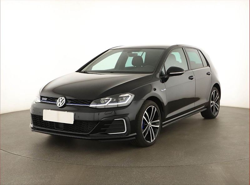 Volkswagen Golf (2020) GTE, Automat, Tempomat - fotka 2 z 16