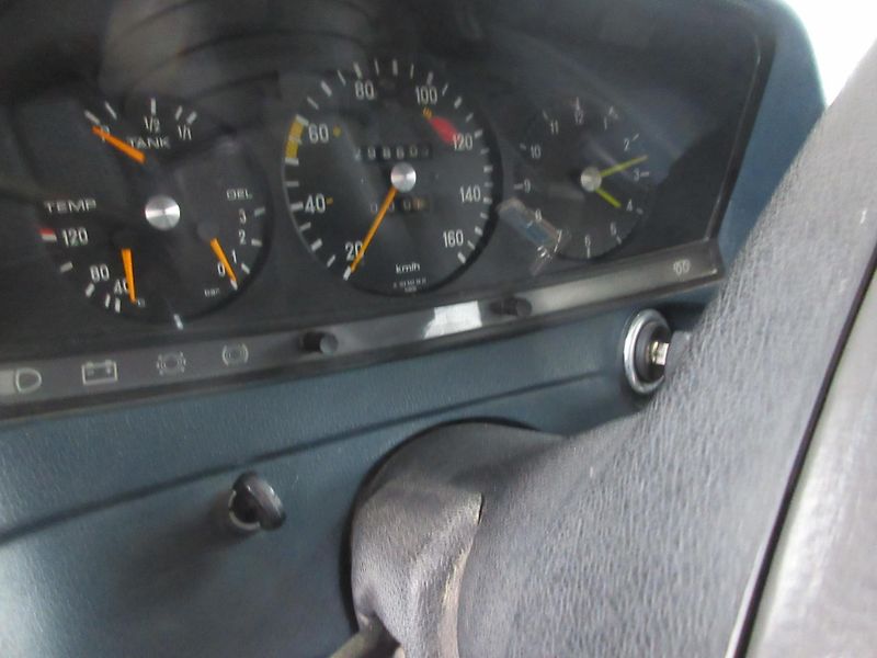 Mercedes-Benz 123 (1976) 240D - fotka 8 z 12