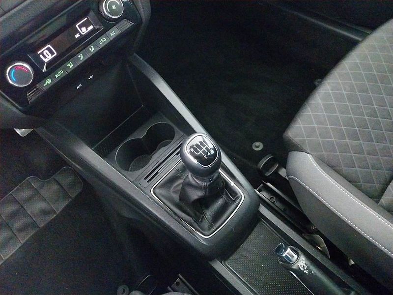 Škoda Fabia (2015) Style 1.2 TSI, Navi, Tempomat - fotka 13 z 20
