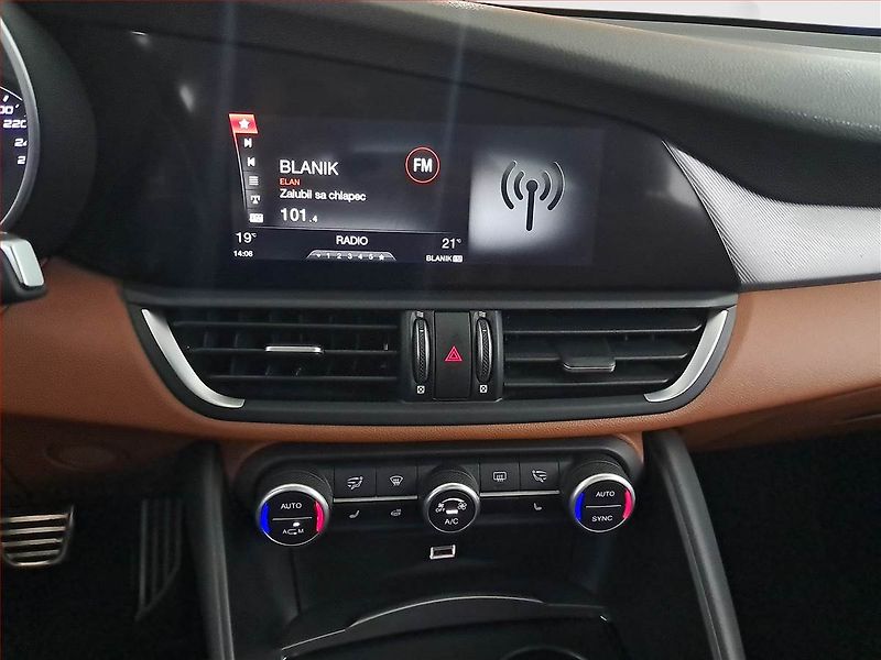 Alfa Romeo Giulia (2017) 2.0 Turbo - fotka 12 z 23